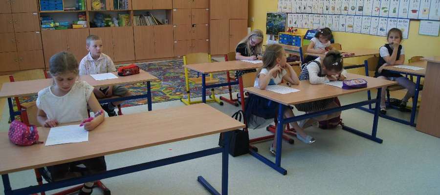 Podczas pisania dyktanda w szkole w Gwiździnach 