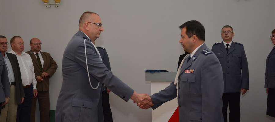 Komendant wojewódzki Tomasz Klimek (z prawej) dziękuje komendantowi powiatowemu Rafałowi Klauzie za wzorową służbę  