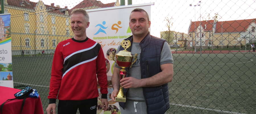 Tomasz Husak z pucharem za zwycięstwo Deluxu w amatorskiej lidze w Bartoszycach