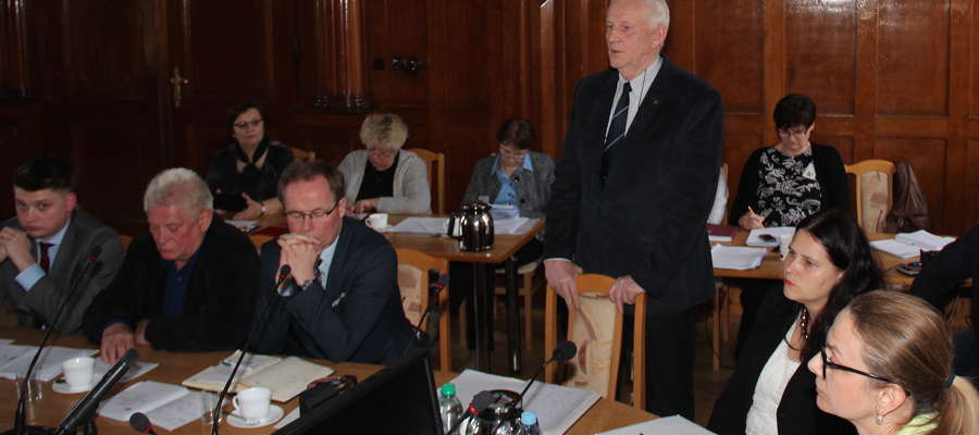 Wniosek o odwołanie starosty Wacława Strażewicza (stoi) padł na ostatniej sesji Rady Powiatu  