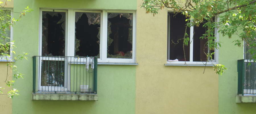 W pożarze tego mieszkania przy ul. Westerplatte w Kętrzynie zginęły dwie osoby. Widok od strony balkonu.
