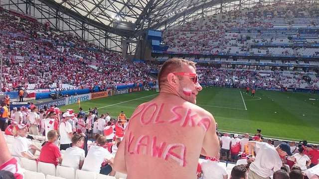 Przed meczem Polska — Ukraina. Iławianin Łukasz Kamiński opala się na biało-czerwono na Stade Vélodrome
