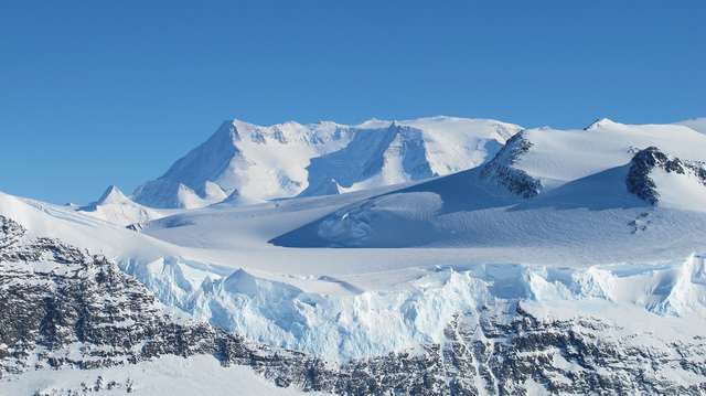 W lądolodach Antarktydy i Grenlandii jest ok. 29,2 mln km3 wody 