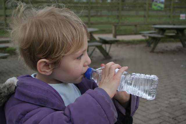 Dzieci w Polsce piją za mało wody - full image