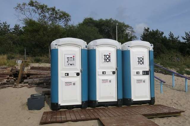 Jednorazowe korzystanie z tej toalety przy kawiarni na plaży w litewskiej Połądze kosztuje dwa euro - full image