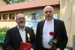 Krzyż papieski  dla Bohdana Tchórza z miesięcznika Błahowist” i współpracownika Gońca Bartoszyckiego