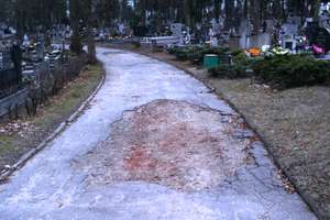 Władzo! Wstydź się za chodniki przy cmentarzu 