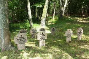 Kwatera wojenna na cmentarzu w Wyłudach