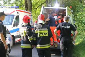 Wypadek na DK58 pod Olsztynkiem. Osobówka w rowie, 2 osoby ranne