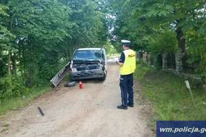 Na prostej drodze kierowca mercedesa uderzył w drzewo. Zginął na miejscu