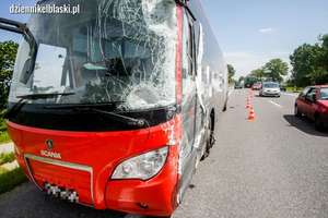 Wypadek na "siódemce" w Kazimierzowie. Dostawczy renault zderzył się z autobusem [film, zdjęcia]