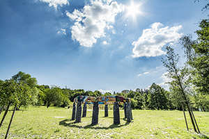 Stonehenge z pruskich bab w parku Centralnym w Olsztynie