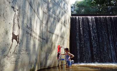 Kilka lat temu na ścianach wewnętrznych wodospadu w Parku Dolinka powstał mural
