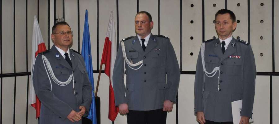 Podinsp. Przemysław Fiertek (w środku) przejął obowiązki  komendanta policji w Bartoszycach