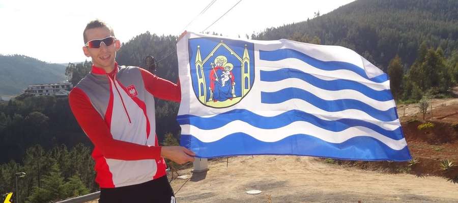 Biało-niebieska flaga Iławy często towarzyszy Miłoszowi Jankowskiemu podczas obozów i startów, to akurat znak rozpoznawczy większości sportowców z tego miasta