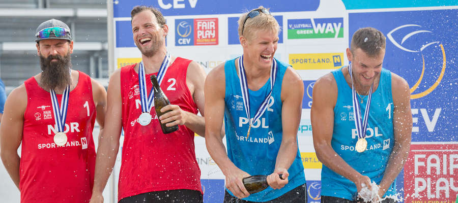 Radość Polaków na podium turnieju CEV Satellite. Maciej Rudol trzeci z lewej, z jego prawej strony Maciej Kosiak