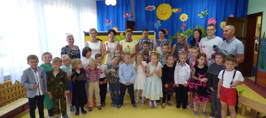Podczas zakończenia roku przedszkolnego 2015/16 pożegnano dzieci z grupy "Słoneczka"