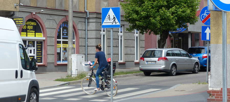 Na tym przejściu rowerzysta może przejechać - wskazuje na to widoczny znak pionowy i poziomy
