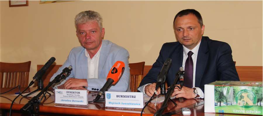 Konferencja prasowa w Urzędzie Miejskim w Giżycku z udziałem burmistrza miasta Wojciecha Iwaszkiewicza i Jarosława Borowskiego, dyrektora MOPS