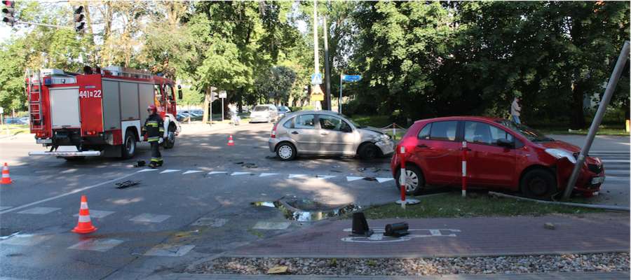 Zderzenie aut na skrzyżowaniu ulic: Kościuszki i 1 Maja w Giżycku