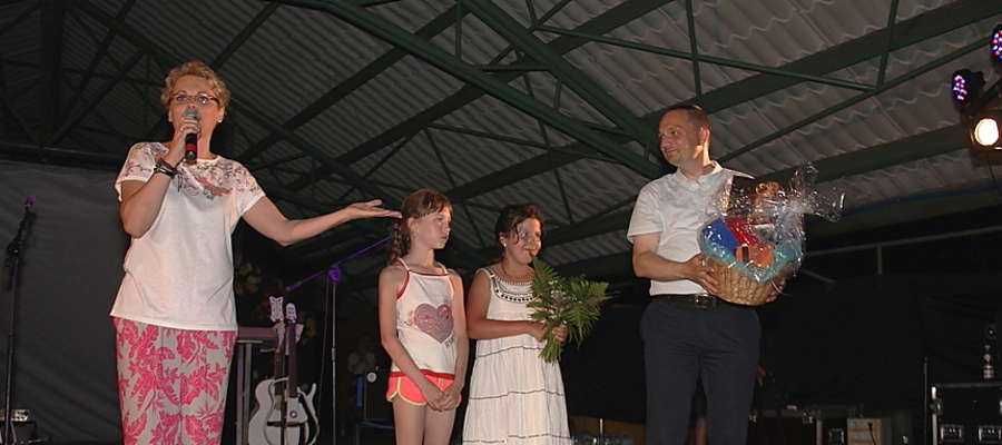 Nagrodę za znalezienie kwiatu paproci wręczał burmistrz Giżycka Wojciech Iwaszkiewicz