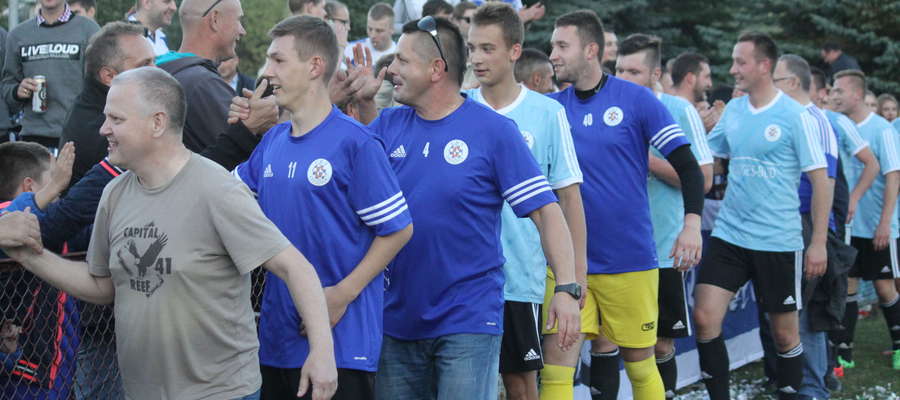 Grzegorz Błocki (trzeci z lewej, w niebieskiej koszulce z nr 4) zrezygnował z prowadzenie seniorów Cresovii Górowo Iławeckie