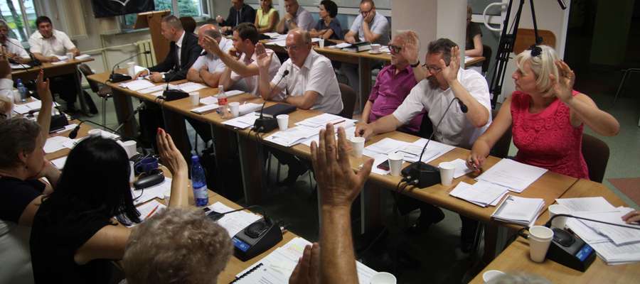 Radni głosują za nieudzieleniem burmistrzowi Bartoszyc absolutorium za wykonanie budżetu na 2015 rok