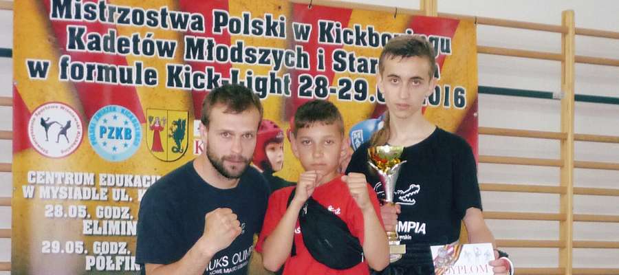 Zawodnicy biorący udział w Mistrzostwach wraz z trenerem Sebastianem Prokopem