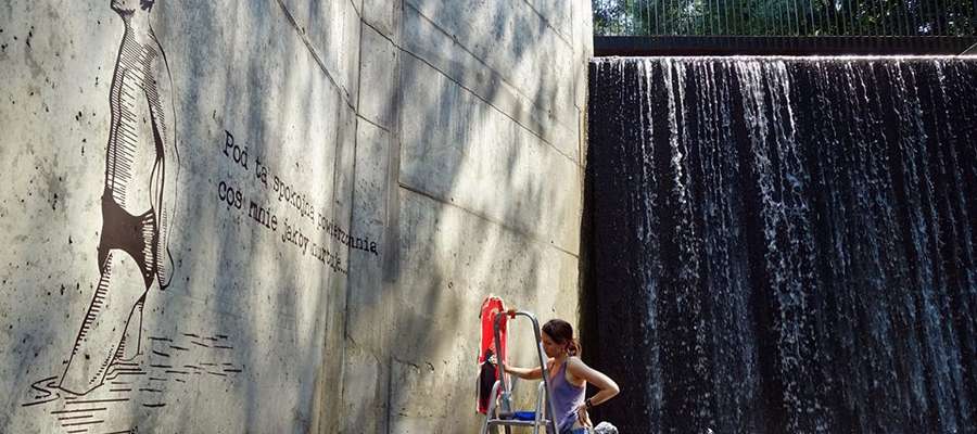 Kilka lat temu na ścianach wewnętrznych wodospadu w Parku Dolinka powstał mural
