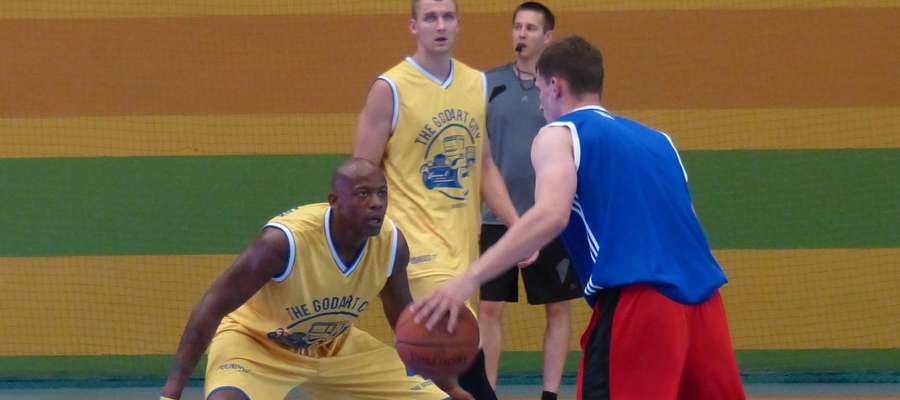 W Broken Ball znowu zagrają gwiazdy polskiej koszykówki, w tym m.in. Michael Hicks i Przemysław Zamojski (obaj w żółtych strojach)