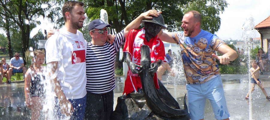 Oby polscy piłkarze i ich kibice po meczu byli w tak dobrych humorach jak, ci którzy przed meczem ubierali rybaka
