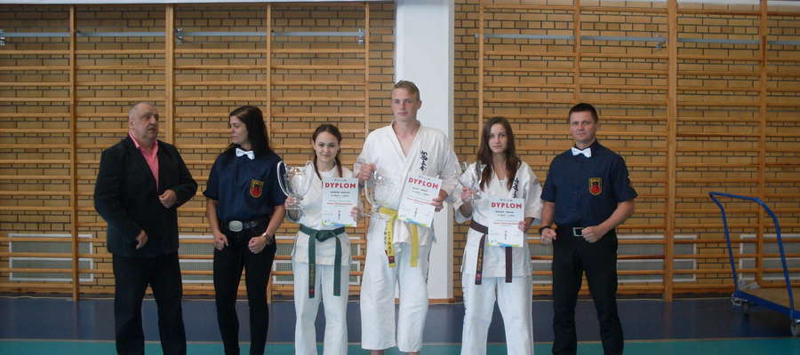 Na zdj. o lewej Weronika Konwicka, a także Dawid Pażuś i Adrianna Mrówka, reprezentanci bartoszyckiego klubu karate. 