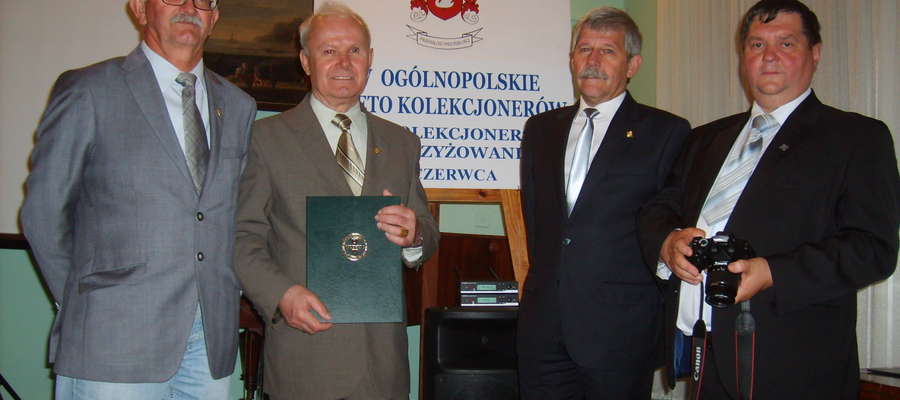 Zdzisław Bereśniewicz (drugi z lewej) do Krośniewic pojechał w towarzystwie władz PTN z Suwałk i Ełku - Marka Buzego, Stanisława Łobacza i Marka Nowickiego 