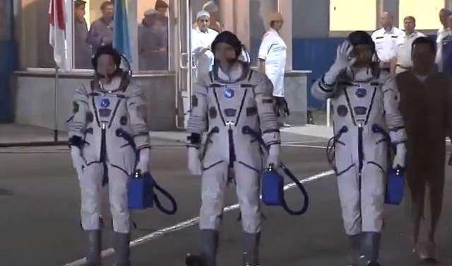 Troje astronautów poleciało na Międzynarodową Stację Kosmiczną. Spodziewany powrót w październiku - full image