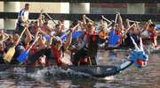 Wyścigi smoczych łodzi na rzece Elbląg