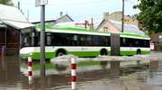 Autobus na wodzie i piesi na bosaka. Krajobraz po burzy w Białymstoku