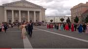 Maturzyści z Wilna zatańczyli poloneza wileńskim placu Ratuszowym
