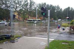 Ulewny deszcz zalał Olsztyn. Jeziora na dworcu i al. Piłsudskiego, rzeki na ulicach [FILMY]