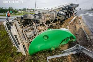 Wypadek na S7. Ciężarówka w rowie