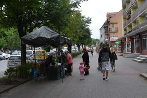 Czy powinno się handlować na chodnikach w centrum Olecka?