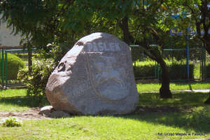 Kamienna rzeźba z herbem ozdobiła pasłęckie skrzyżowanie