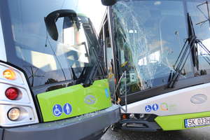 Tramwaj zderzył się z autobusem na Pstrowskiego w Olsztynie. Kierowca autobusu wjechał na skrzyżowanie na czerwonym