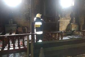 Pożar zabytkowego kościoła we Florczakach. Strażacy uratowali dach świątyni 