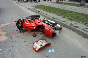 Pijany motorowerzysta spowodował kolizję. Uderzył w samochód dostawczy