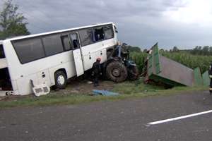 14 osób rannych w wypadku autokaru i ciągnika