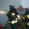 Strażacy gasili pożar zamieszkałej przybudówki w Pleśnie