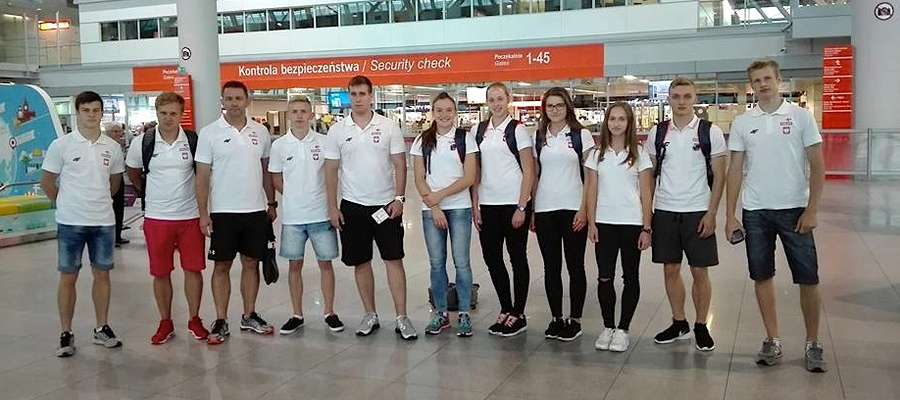 Weronika (czwarta z prawej) z reprezentacyjnymi koleżankami i kolegami przed odlotem do Tbilisi