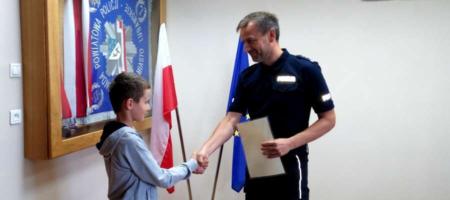 10-letni Norbert odbiera podziękowania od komendanta