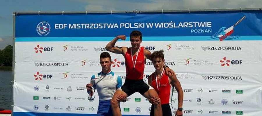 Mistrz Polski juniorów Maciej Jeżyński (Wir Iława) podnoszony przez Sebastiana Pabjana (2. miejsce) i Bartosza Pietrewicza (3. miejsce, także Wir Iława)