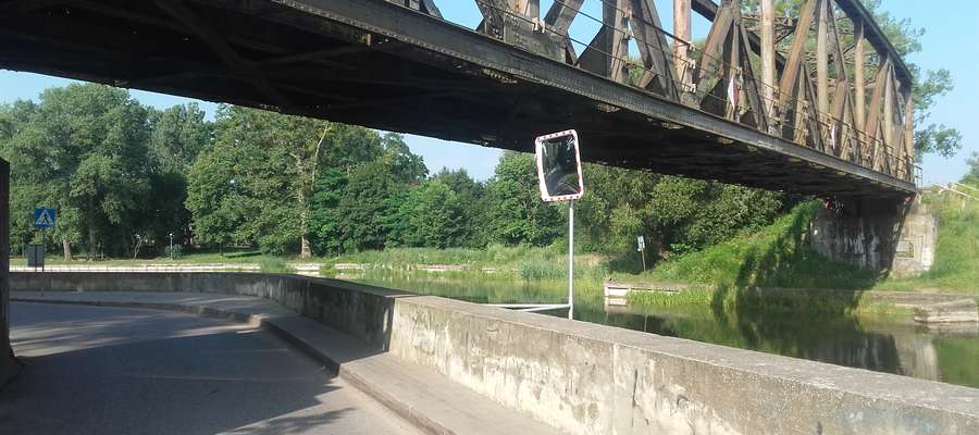 Lustro zamontowane w piątek (22 lipca) na ul.Pionierów tuż przy moście kolejowym w Piszu kosztowało ok.2,5 tysiąca złotych